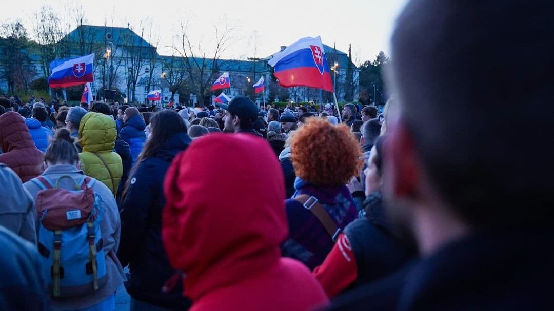 Spojme sa za Slovensko: Na bratislavskom námestí sa zhromaždili tisícky ľudí na podporu Ivana Korčoka!