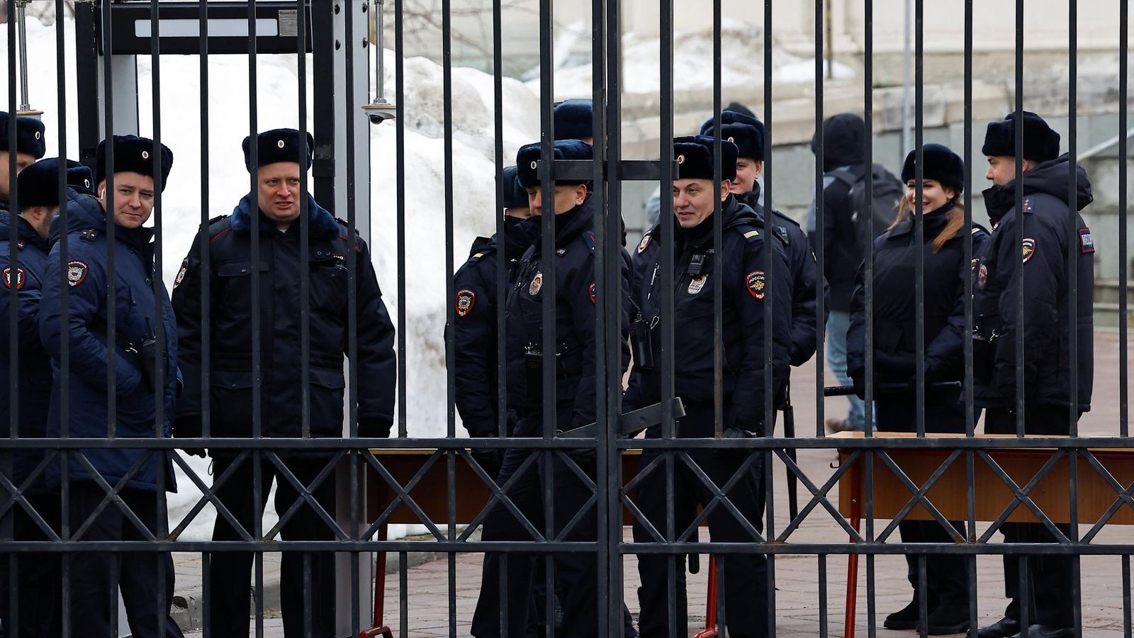 Ruská polícia zadržala účastníkov pohrebu Alexeja Navaľného