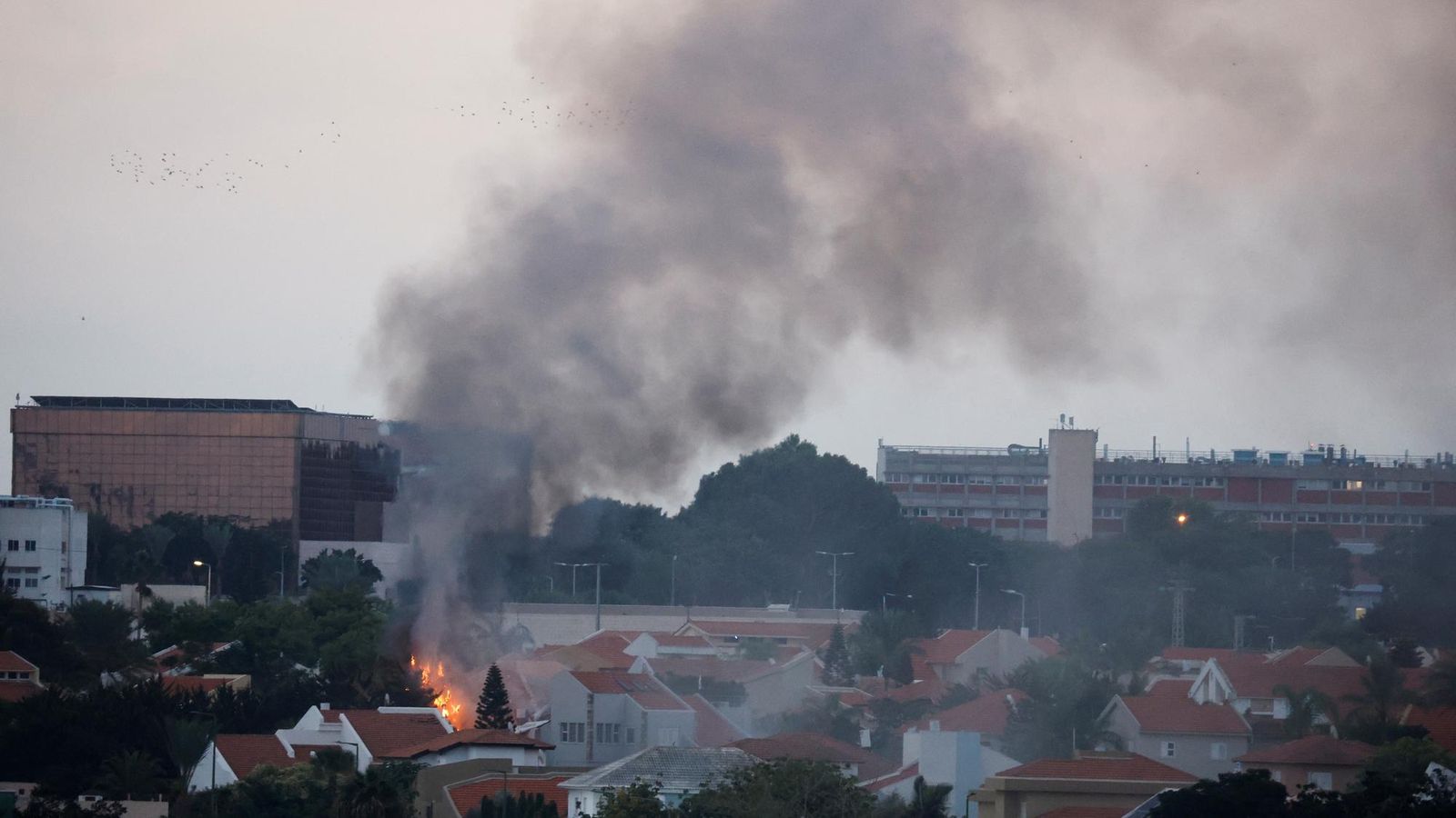 Ozbrojené krídlo Hamasu raketami zaútočilo na Tel Aviv