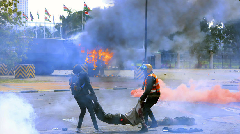 Protivládne protesty v Keni majú obete, demonštranti vpadli do parlamentu