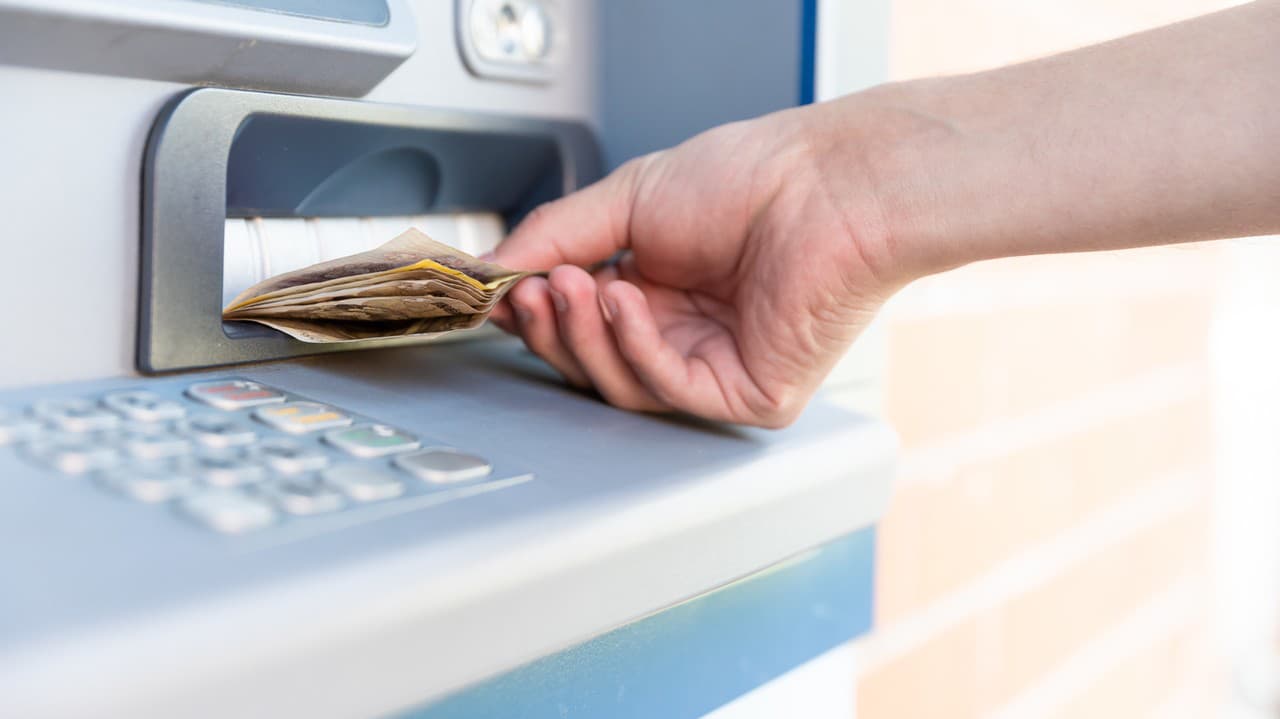 Daň z výberu z bankomatov a bankových prevodov? Ministerstvo financií reaguje