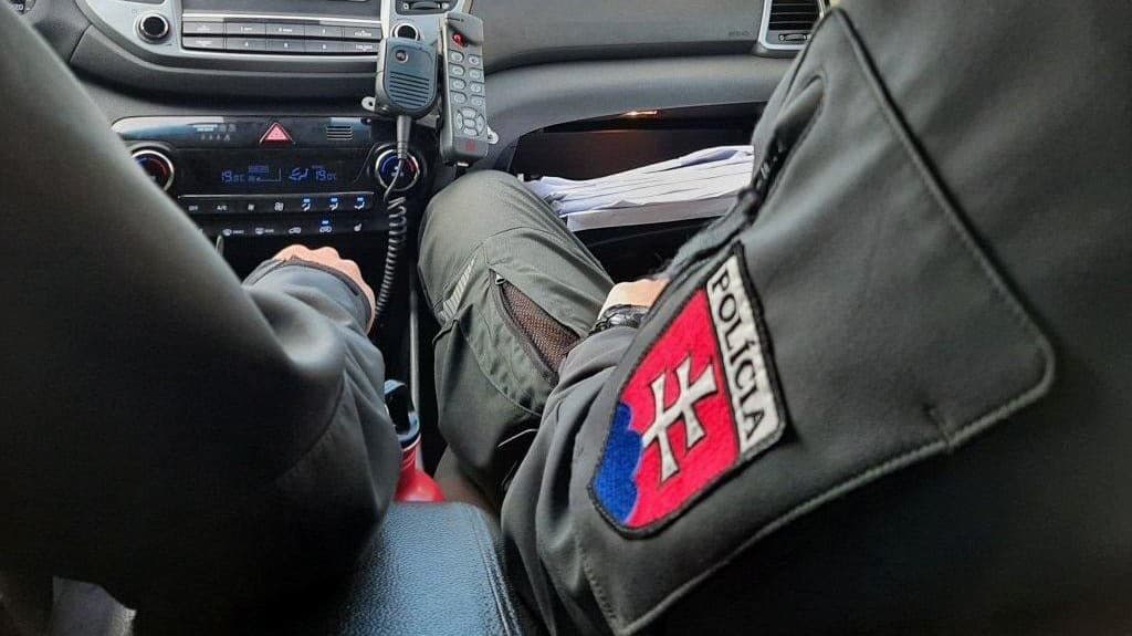 OPITÁ policajtka sadla za volant: Jedna POHROMA za druhou! Ponúkala PENIAZE za nehodu? Hrozivé slová svedka