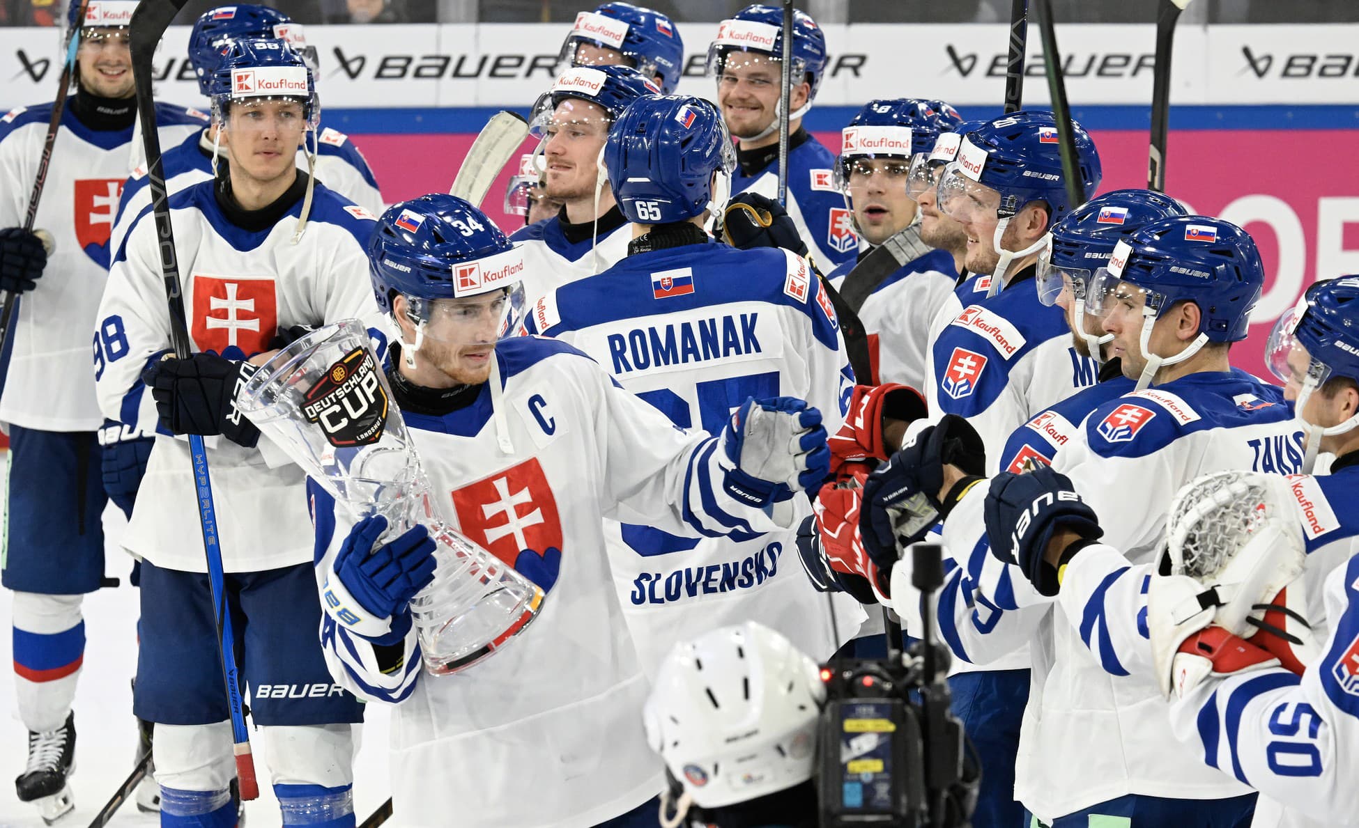 Slovenskí hokejisti ovládli Nemecký pohár: Triumf na rozbitom ľade a po 8 rokoch!