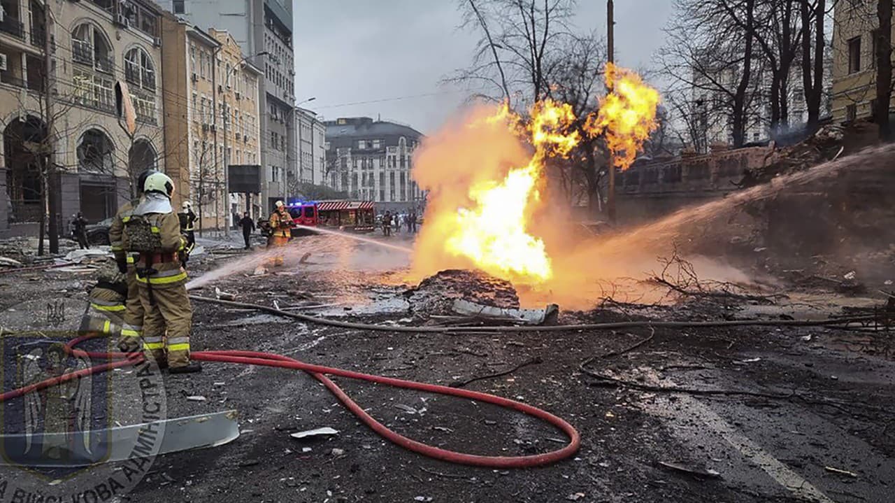 V Charkove si nevydýchnu ani počas sviatkov pokoja: Ruská armáda zaútočila plnou silou